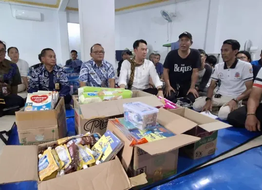 Anggota DPRD Jakarta, Kevin Wu, saat menyambangi warga terdampak kebakaran pabrik lilin di Tamansari, Jakarta Barat. (Sumber: Humas PSI)