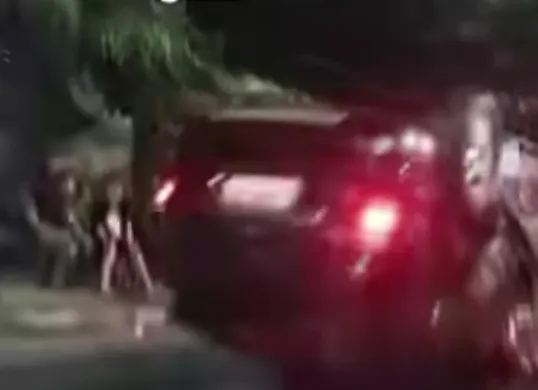 Kecelakaan tunggal mobil menabrak pembatas jalan hingga terbalik di Jalan Panjang, Kebon Jeruk, Jakarta Barat, Minggu, 15 Juni 2025 dini hari. (Sumber: Ist)