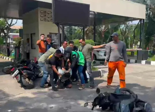 Terduga pelaku pembunuhan nelayan di kawasan Tempat Pelelangan Ikan (TPI) Muara Angke, Jakarta Utara, berhasil ditangkap polisi. (Sumber: Dok Polres Pelabuhan Tanjung Priok)