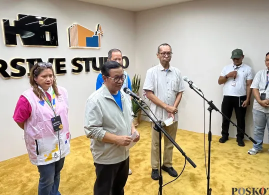 Gubernur Jakarta, Pramono Anung, saat doorstop bersama awak media di Perpustakaan Jakarta, Cikini, Jakarta Pusat, Minggu, 15 Juni 2025. (Sumber: POSKOTA | Foto: Pandi Ramedhan)