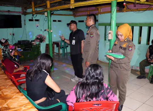 Petugas Satpol PP Kabupaten Tangerang membongkar praktik prostitusi terselubung dengan modus kafe dan tempat karaoke. (Sumber: Humas Satpol PP Kabupaten Tangerang)