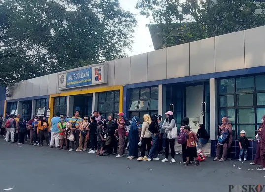Antrean penumpang TransJabodetabek rute baru Bogor - Blok M di Terminal Cidangiang, Bogor Tengah, Kota Bogor, Minggu, 15 Juni 2025. (Sumber: POSKOTA | Foto: Sekar Putri Andini)