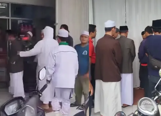 Sejumlah ulama dan santri di Ciamis melakukan penyegelan terhadap salah satu gerai Alfamart. (Sumber: Instagram/@fakta.beriita)