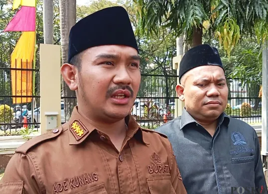 Bupati Bekasi, Ade Kuswara Kunang saat ditemui awak media, Senin, 16 Mei 2025. (Sumber: Poskota/Nurpini Aulia Rapika)