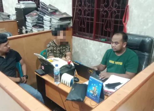 Tersangka HS saat menjalani pemeriksaan petugas Unit PPA Polres Serang Polres Tanjung Balai sebelum digelandang ke Mapolres Serang. (Sumber: Polres Serang)