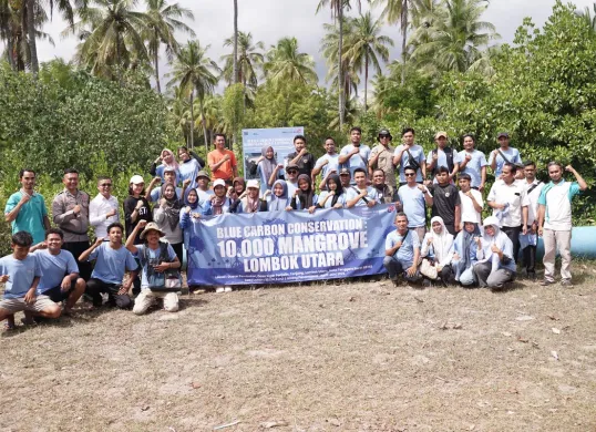 Program restorasi ekosistem pesisir melalui penanaman 10.000 bibit mangrove jenis Avicennia Marina di kawasan terdampak abrasi Sigar Penjalin, Kabupaten Lombok Utara, NTB. (Sumber: PT Telkom Indonesia (Persero) Tbk)