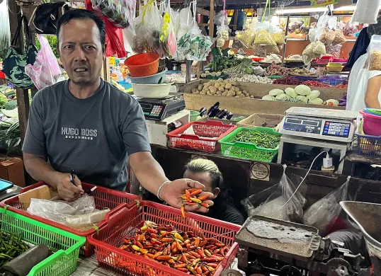 Abdul, 58 tahun, pedagang tradisional di Pasar Tomang Barat, Grogol Petamburan, Jakarta Barat. (Sumber: POSKOTA | Foto: Pandi Ramedhan)
