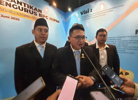 Ketua HIPMI Kota Cimahi, Aria Putra Perdana (tengah), memberikan pernyataan kepada awak media di Cimahi. (Sumber: POSKOTA | Foto: Gatot Poedji Utomo)