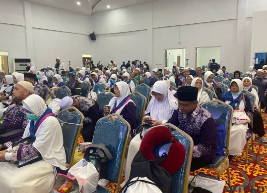 Suasana haru meliputi asrama haji Cipondoh saat kepulangan 384 jemaah haji setelah menjalankan ibadah di tanah suci, Senin, 16 Juni 2025. (Sumber: Poskota/Primayanti Juli Kumala Manalu)