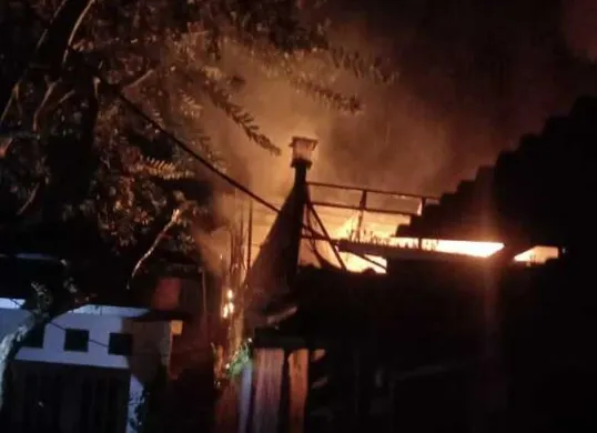 kawasan padat penduduk di Jatijajar, Kecamatan Tapos, Kota Depok, ludes terbakar, Senin, 16 Juni 2025, dini hari. (Sumber: Damkar Depok)