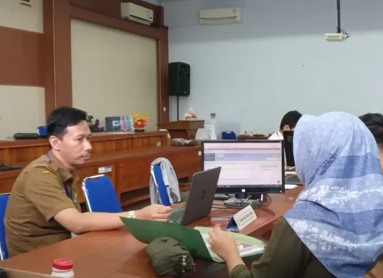 Para orang tua siswa saat mendaftarkan anak-anaknya di SMAN 1 Rangkasbitung, Kabupaten Lebak, Senin, 16 Juni 2025. (Sumber: Dok. Istimewa)