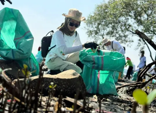 Srikandi PLN menjadi volunteer kegiatan Zero Waste Warriors di Pantai Marunda, Jakarta Utara, Senin, 16 Juni 2025. (Sumber: Dok. PNL UID Jakarta Raya)