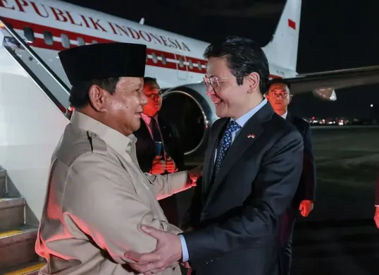 Sambutan hangat Perdana Menteri Lawrence Wong atas kedatangan Presiden Prabowo dalam kunjungan kenegaraan resmi Indonesia di Singapura pada Minggu, 15 Juni 2025. (Sumber: Instagram/@presidenrepublikindonesia)