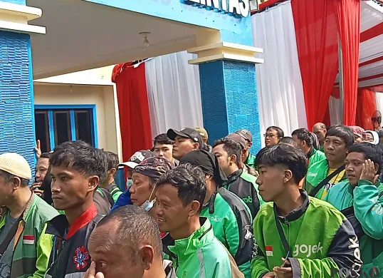 Ratusan ojol rela antre dan berdesakkan demi dapatkan sembako gratis dan pemeriksaan kesehatan di Polres Metro Bekasi, Senin, 16 Juni 2025. (Sumber: POSKOTA | Foto: Nurpini Aulia Rapika)