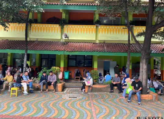 Suasana di posko SPMB 2025 di SMA Negeri 78 Jakarta Barat, ramai didatangi orangtua murid, Senin, 16 Juni 2025. (Sumber: Poskota/Pandi Ramedhan)