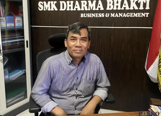 Kepala Sekolah SMA/SMK Dharma Bhakti mendukung penuh program sekolah swasta gratis demi mengentas putus sekolah yang kian marak pada Senin, 16 Juni 2025. (Sumber: POSKOTA | Foto: Primayanti)