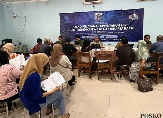 Suasana di posko SPMB 2025 di SMA Negeri 78 Jakarta Barat, yang ramai didatangi orang tua murid, Senin, 16 Juni 2025. (Sumber: POSKOTA | Foto: Pandi Ramedhan)