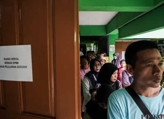 Orang tua siswa mendaftarkan anaknya di Posko Sistem Penerimaan Murid Baru (SPMB) SLB Negeri 5 Jakarta, Senin, 16 Juni 2025. (Sumber: Poskota/Bilal Nugraha Ginanjar)