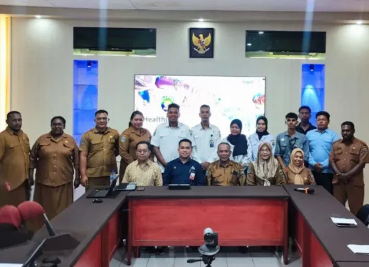Dinkes Kabupaten Kaimana, Papua Barat, jajaran tim TelkomGroup, dan AdMedika saat Perjanjian Kerja Sama (PKS) pada agenda Focus Group Discussion (FGD). (Sumber: Dok. Telkom Indonesia)
