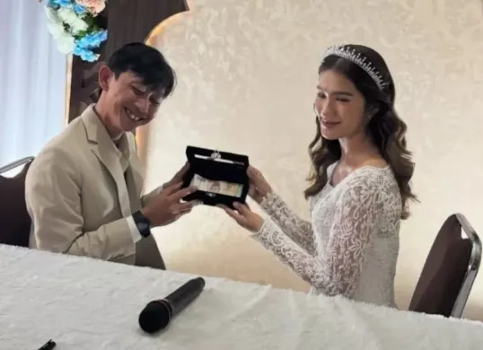 Yono Bakrie dan Vini Caroline resmi menikah di KUA. (Sumber: Instagram/@husein_hadar)