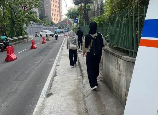 Trotoar di sekitar Mal GI, Jakarta Pusat, dipangkas. (Sumber: X/@drhaltekehalte)