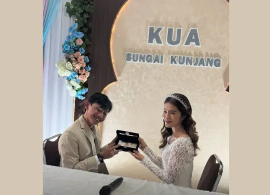 Yono Bakrie dan Vini Caroline resmi menikah (Sumber: Instagram/@husein_hadar)