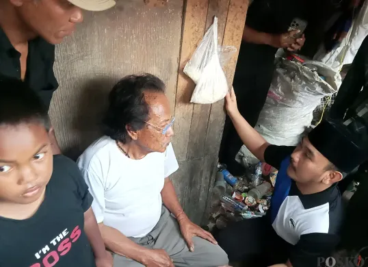 Bupati Bekasi, Ade Kuswara Kunang menyambangi rumah Cambang, lansia yang tinggal di gubuk reyot bersama anaknya yang masih kecil, Selasa, 17 Juni 2025. (Sumber: POSKOTA | Foto: Nurpini Aulia Rapika)