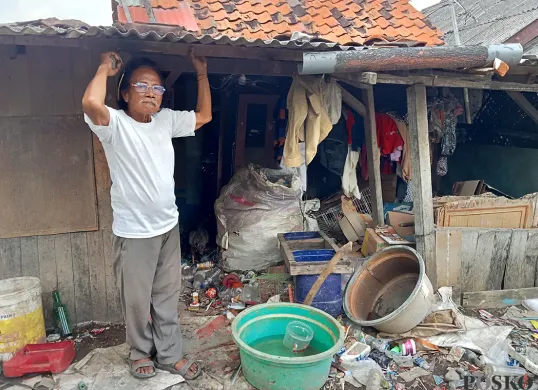 Cambang, 78 tahun, lansia yang tinggal di gubuk reyot tak layak huni bersama anaknya yang baru berusia 8 tahun. (Sumber: POSKOTA | Foto: Nurpini Aulia Rapika)
