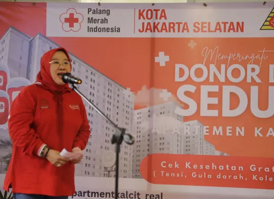 Ketua Pengurus PPPSRS Kalibata City, Musdalifah Pangka, memberikan sambutan pembukaan donor darah yang digelar bersama PMI Jakarta dan PPDI saat peringatan Hari Donor Darah Sedunia, Kamis, 12 Juni 2025. (Sumber: Dok. Apartemen Kalibata City)