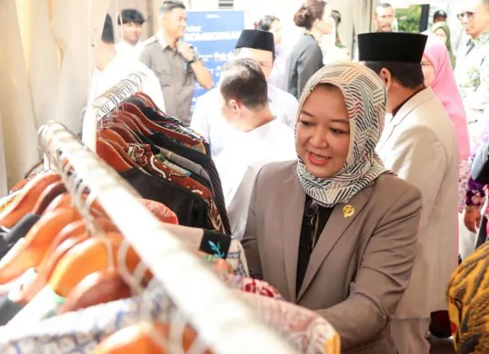 Ketua Komisi D DPRD Jakarta, Yuke Yurike mengunjungi bazar. (Sumber: Dok. Sekretariat DPRD Jakarta)