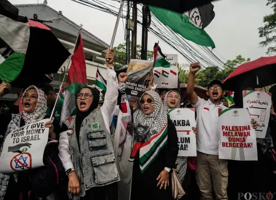 Hujan Tak Lunturkan Semangat Aksi Bela Palestina di Depan Kedubes Mesir