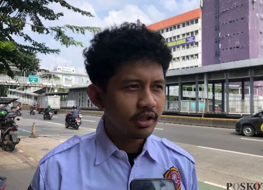 Sekretaris Karang Taruna Kelurahan Kelapa Gading Barat, Kurnia Ibadillah saat di wawancarai, Selasa, 17 Juni 2025. (Sumber: Poskota/M. Tegar Jihad)