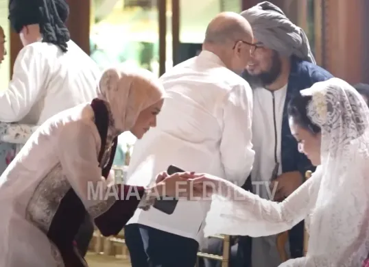 Potret Mulan Jameela bersalaman dengan Maia Estianty di nikahan Al Ghazali dan Alyssa Daguise. (Sumber: YouTube/ MAIAALELDULTV)