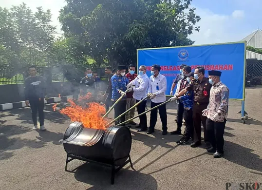 BNN Provinsi Banten memusnahkan ganja seberat 4 kilogram yang diselundupkan melalui jasa pengiriman. (Sumber: POSKOTA | Foto: Rahmat Haryono)