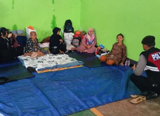 Kondisi warga terdampak tanah bergerak di Desa Pasirmunjul, Purwakarta, di lokasi pengungsian. (Sumber: POSKOTA | Foto: Dadan Sukmana)