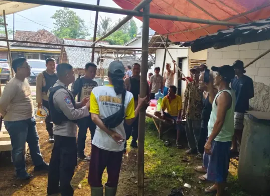Petugas Polsek Petir saat berada di lokasi kejadian untuk menyelidiki kasus penganiayaan yang dialami Ubaidi. (Sumber: Dok. Polsek Petir)
