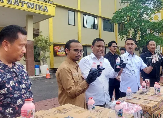 Konferensi pers pengungkapan dugaan kasus peredaran susu dengan label kedaluwarsa palsu di Mapolresta Bogor Kota, Selasa, 17 Juni 2025. (Sumber: POSKOTA | Foto: Sekar Putri Andini)