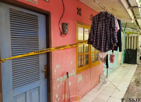Kontrakan TKP pembunuhan istri oleh suami di Jalan Rusa IV RT 003/RW 004, Kelurahan Pondok Ranji, Kecamatan Ciputat Timur, Kota Tangerang Selatan, Selasa, 17 Juni 2025. (Sumber: Poskota/Ali Mansur)