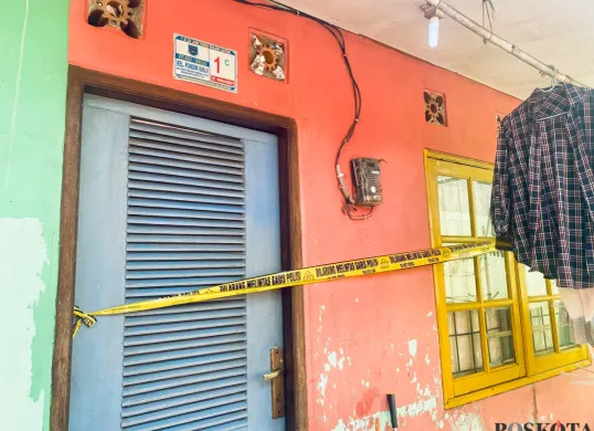 Kontrakan lokasi dugaan pembunuhan suami terhadap istri pada Senin, 16 Juni 2025 malam di Jalan Rusa IV, RT 04/03, Kelurahan Pondok Ranji, Kecamatan Ciputat Timur, Kota Tangerang Selatan. (Sumber: Poskota/Primayanti Juli Kumala Manalu)