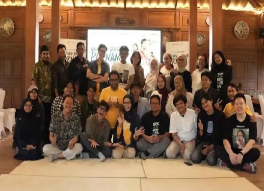 Para kru pemain dan Sutradara Film Seribu Bayang Purnama yang akan tayang di bioskop seluruh Indonesia. (Sumber: Humas Film Seribu Bayang Purnama)