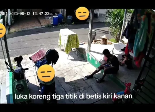 Tangkap layar rekaman CCTV warga yang memperlihatkan seorang anak berkebutuhan khusus penjual risol di Tangsel, diduga jadi korban eksploitasi orang tua.