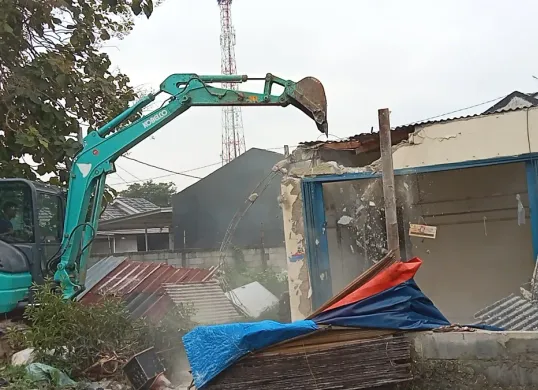 Bangunan di sepanjang jalan tanggul, kampung gabus, desa Srimukti, Kecamatan Tambun Utara, Kabupaten Bekasi di bongkar usai KDM melakukan sidak dadakan beberapa waktu lalu. (Sumber: Istimewa)
