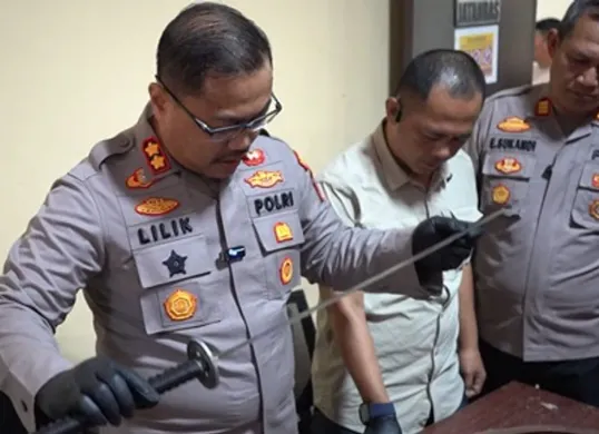 Kapolres Purwakarta AKBP Lilik Ardiansyah mengamati barang bukti senjata tajam dari geng motor yang kerap meresahkan wilayahnya. (Sumber: Humas Polres Purwakarta)