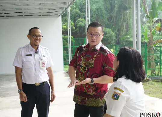 Kepala Dinas KPKP Hasudungan Sidabalok bersama Anggota Komisi C DPRD Jakarta, Hardiyanto Kenneth. (Sumber: Poskota/Pandi Ramedhan)