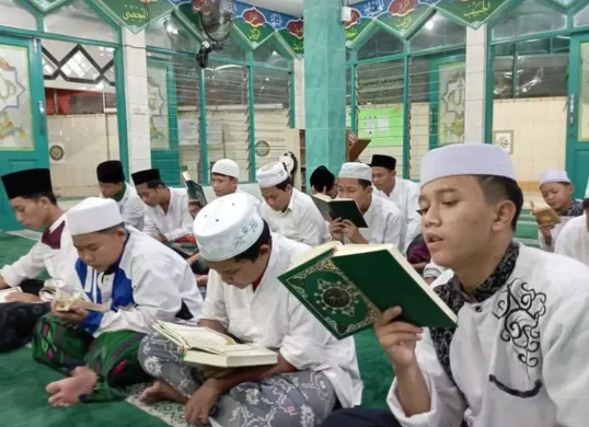 Menyekolahkan anak di pesantren (Sumber: Pinterest/Ponpes Nwjkt)