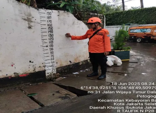 Petugas saat cek ketinggian air di kawasan Petogogan, Jakarta Selatan, Rabu, 18 Juni 2025. (Sumber: BPBD Jakarta)