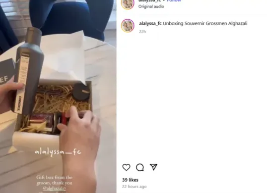 Isi hampers eksklusif dari Al Ghazali untuk para groomsman, terdiri dari tumbler Corkcicle, parfum lokal, dan lilin aromaterapi. (Sumber: Instagram/ @alalyssa_fc)