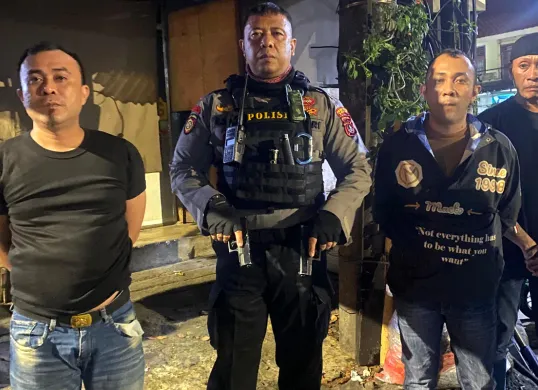 Kepala Tim 3 Presisi Polres Metro Depok menyita dua senjata api jenis air gun glock beserta peluru bersama mengamankan debt collector. (Sumber: Dok Samapta Polres Metro Depok)