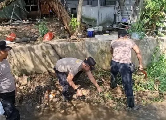 Kapolsek Cinere AKP Pesta Hasiolan Siahaan bersama anggota turun ke Kali untuk membersihkan tumpukan sampah untuk dibersihkan. (Sumber: Humas Polsek Cinere)