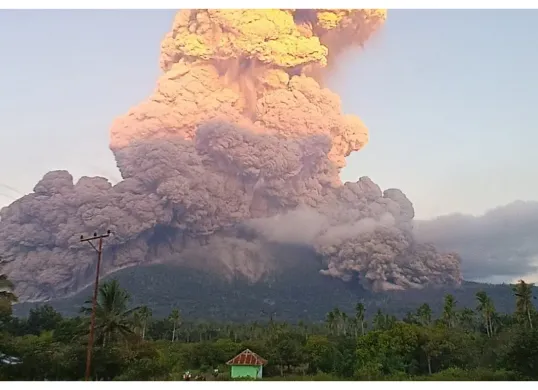 Gunung Lewotobi Laki-Laki yang terletak di Kabupaten Flores Timur, Nusa Tenggara Timur (NTT) mengalami erupsi. (Sumber: X/@IIGEAac)